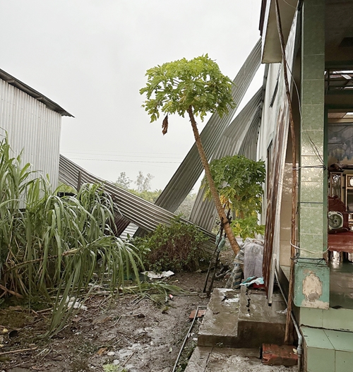 Cần Thơ: 41 căn nhà bị sập, tốc mái và một người tử vong do dông lốc kèm mưa đá